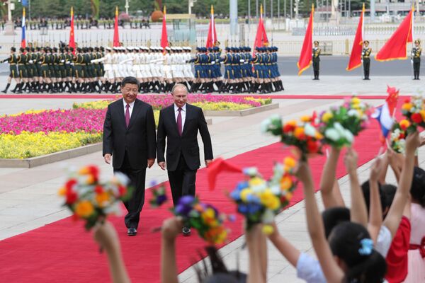 Президент РФ Владимир Путин и председатель КНР Си Цзиньпин во время встречи в Пекине. 8 июня 2018 Президент РФ Владимир Путин и председатель КНР Си Цзиньпин во время встречи в Пекине. 8 июня 2018