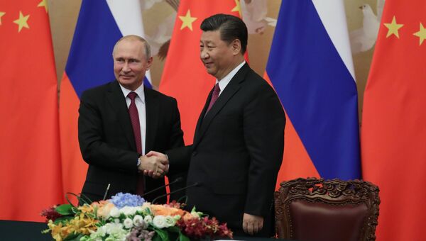 Президент РФ Владимир Путин и председатель КНР Си Цзиньпин на церемонии подписания совместных документов по итогам российско-китайских переговоров в Пекине. 8 июня 2018 Президент РФ Владимир Путин и председатель КНР Си Цзиньпин на церемонии подписания совместных документов по итогам российско-китайских переговоров в Пекине. 8 июня 2018
