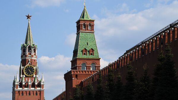 Спасская и Сенатская башни Московского Кремля. Архивное фото Спасская и Сенатская башни Московского Кремля. Архивное фото