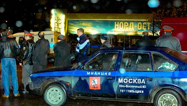 Первое сообщение о том, что на спектакле «Норд-Ост» произошел захват заложников, прозвучало 23 октября около 22.00 Первое сообщение о том, что на спектакле «Норд-Ост» произошел захват заложников, прозвучало 23 октября около 22.00