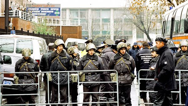 Передвижения спецназа по направлению к зданию ДК и начало штурма в 5.40 утра 26 октября начало транслировать в прямом эфире НТВ Передвижения спецназа по направлению к зданию ДК и начало штурма в 5.40 утра 26 октября начало транслировать в прямом эфире НТВ