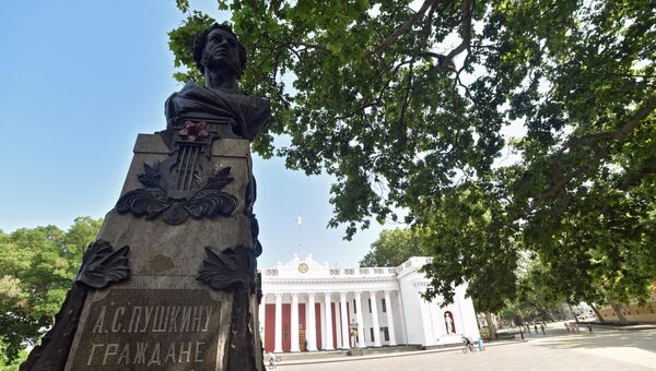 Памятник поэту А.С.Пушкину перед зданием Одесской городской думы Памятник поэту А.С.Пушкину перед зданием Одесской городской думы