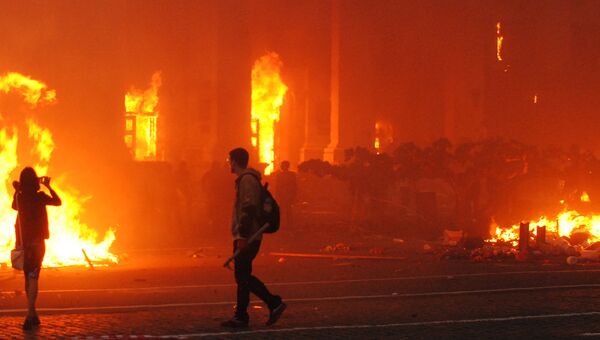 Пожар в Доме профсоюзов в Одессе. На первом плане: члены движения Правый сектор Пожар в Доме профсоюзов в Одессе. На первом плане: члены движения Правый сектор