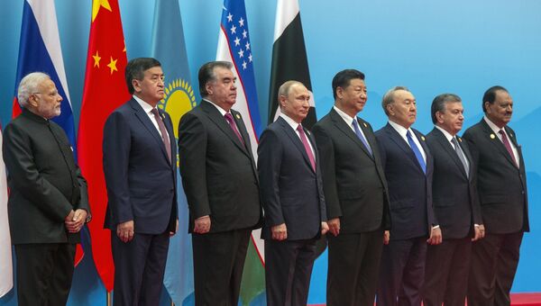Премьер-министр Индии Нарендра Моди, президент РФ Владимир Путин, президент Пакистана Мамнун Хусейн и другие лидеры на церемонии фотографирования глав государств - членов ШОС перед началом заседания Совета глав государств. 10 июня 2018 Премьер-министр Индии Нарендра Моди, президент РФ Владимир Путин, президент Пакистана Мамнун Хусейн и другие лидеры на церемонии фотографирования глав государств - членов ШОС перед началом заседания Совета глав государств. 10 июня 2018