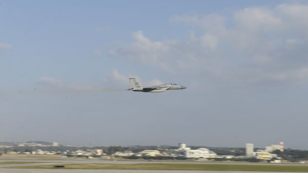 Истребитель ВВС США F-15 взлетает с базы Кадена, Япония Истребитель ВВС США F-15 взлетает с базы Кадена, Япония