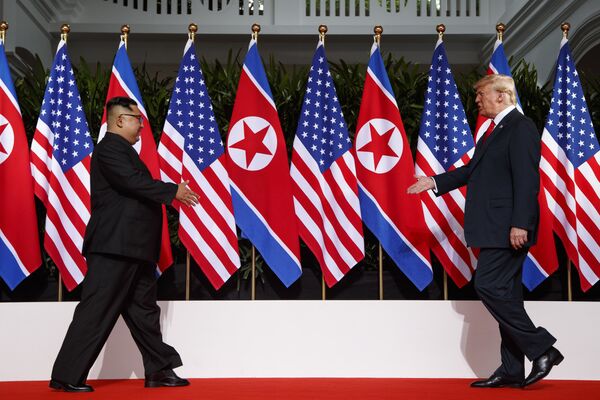 Президент США Дональд Трамп и лидер КНДР Ким Чен Ын Во время встречи в Сингапуре. 12 июня 2018 Президент США Дональд Трамп и лидер КНДР Ким Чен Ын Во время встречи в Сингапуре. 12 июня 2018
