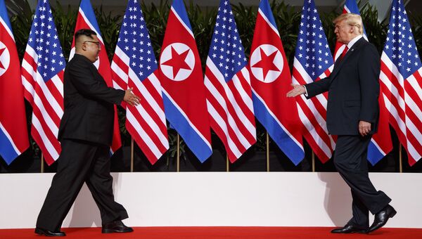 Президент США Дональд Трамп и лидер КНДР Ким Чен Ын Во время встречи в Сингапуре. 12 июня 2018 Президент США Дональд Трамп и лидер КНДР Ким Чен Ын Во время встречи в Сингапуре. 12 июня 2018