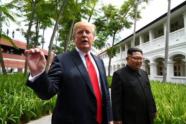 Президент США Дональд Трамп и лидер КНДР Ким Чен Ын во время прогулки у отеля Капелла в Сингапуре. 12 июня 2018 Президент США Дональд Трамп и лидер КНДР Ким Чен Ын во время прогулки у отеля Капелла в Сингапуре. 12 июня 2018
