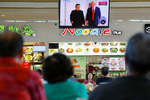 Трансляция встречи президента США Дональда Трампа и лидера КНДР Ким Чен Ына в торговом центре в Лос-Анджелесе, США. 12 июня 2018 Трансляция встречи президента США Дональда Трампа и лидера КНДР Ким Чен Ына в торговом центре в Лос-Анджелесе, США. 12 июня 2018