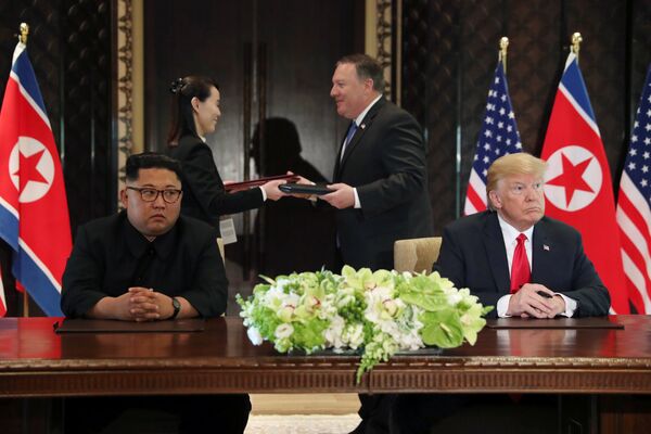 Лидер КНДР Ким Чен Ын и президент США Дональд Трамп во время подписания документов по итогам встречи в Сингапуре. 12 июня 2018 Лидер КНДР Ким Чен Ын и президент США Дональд Трамп во время подписания документов по итогам встречи в Сингапуре. 12 июня 2018