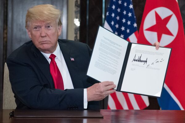 Президент США Дональд Трамп с подписанным совместно с лидером КНДР Ким Чен Ыном документом по итогам встречи в Сингапуре. 12 июня 2018 Президент США Дональд Трамп с подписанным совместно с лидером КНДР Ким Чен Ыном документом по итогам встречи в Сингапуре. 12 июня 2018