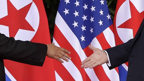 Лидеры США и Северной Кореи обменялись рукопожатием на саммите в Сингапуре Лидеры США и Северной Кореи обменялись рукопожатием на саммите в Сингапуре