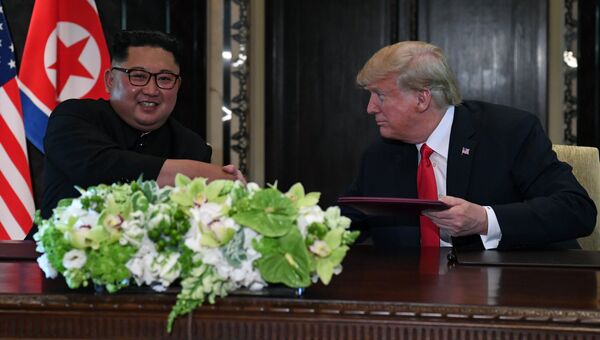 Лидер КНДР Ким Чен Ын и президент США Дональд Трамп во время церемонии подписания документов по итогам встречи в Сингапуре. 12 июня 2018 Лидер КНДР Ким Чен Ын и президент США Дональд Трамп во время церемонии подписания документов по итогам встречи в Сингапуре. 12 июня 2018