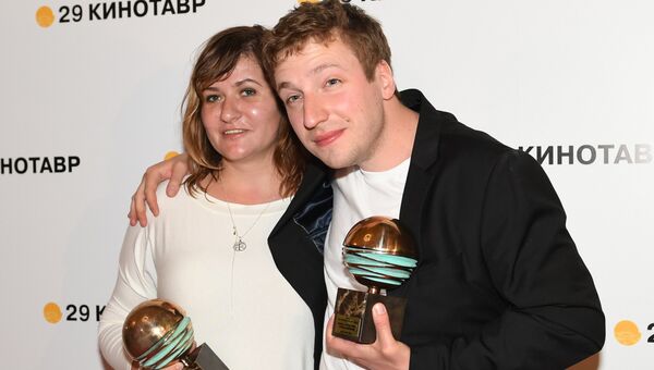 Режиссер Наталия Мещанинова и актер Степан Девонин на церемонии закрытия 29-го российского фестиваля Кинотавр в Сочи Режиссер Наталия Мещанинова и актер Степан Девонин на церемонии закрытия 29-го российского фестиваля Кинотавр в Сочи