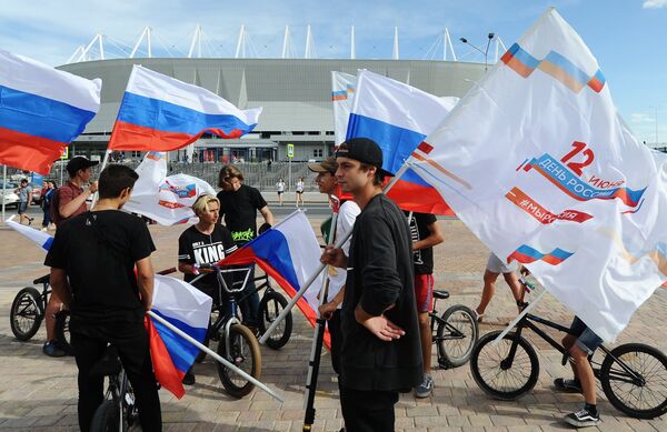 Участники празднования Дня России в Ростове-на-Дону у стадиона Ростов-Арена. 12 июня 2018 Участники празднования Дня России в Ростове-на-Дону у стадиона Ростов-Арена. 12 июня 2018