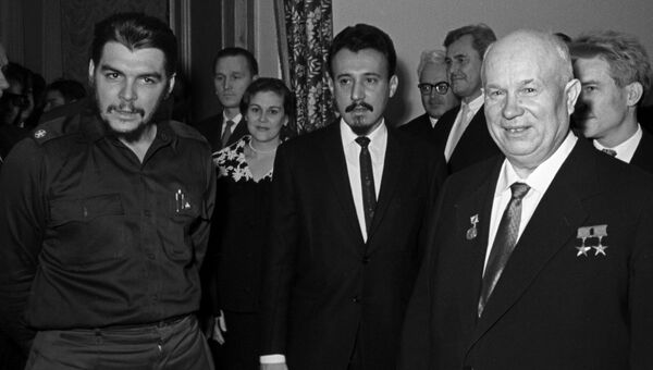 Глава правительственной экономической миссии Кубы Эрнесто Че Гевара и Первый секретарь ЦК КПСС, Председатель Совета Министров СССР Никита Сергеевич Хрущев в посольстве Республики Кубы в Москве Глава правительственной экономической миссии Кубы Эрнесто Че Гевара и Первый секретарь ЦК КПСС, Председатель Совета Министров СССР Никита Сергеевич Хрущев в посольстве Республики Кубы в Москве