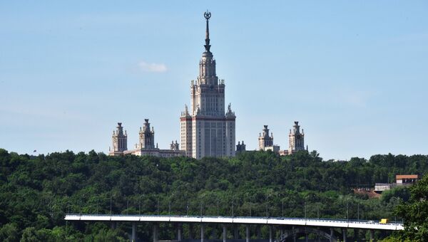 Высотное здание МГУ имени Ломоносова. Архивное фото Высотное здание МГУ имени Ломоносова. Архивное фото