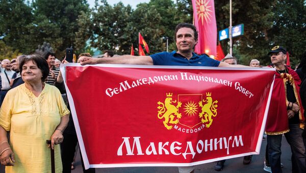Участник митинга против изменения названия страны перед зданием парламента в Скопье в Македонии. 13 июня 2018 Участник митинга против изменения названия страны перед зданием парламента в Скопье в Македонии. 13 июня 2018