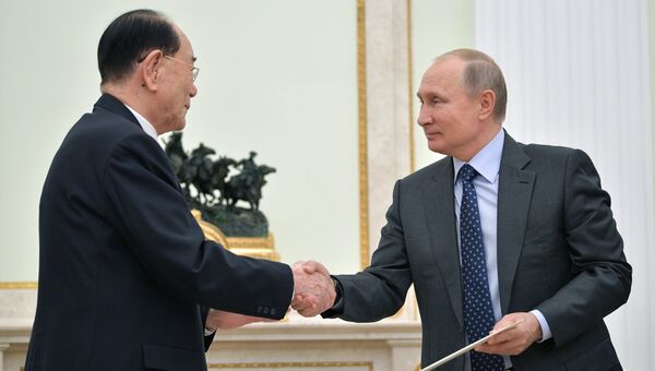 Президент РФ Владимир Путин и председатель президиума верховного народного собрания КНДР Ким Ен Нам во время встречи. 14 июня 2018 Президент РФ Владимир Путин и председатель президиума верховного народного собрания КНДР Ким Ен Нам во время встречи. 14 июня 2018