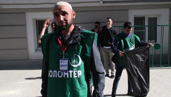 Волонтер Абдула у Соборной мечети в Москве Волонтер Абдула у Соборной мечети в Москве