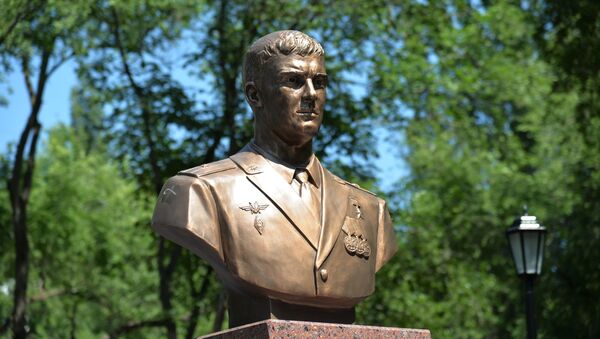 Памятный бюст погибшему в Сирии летчику Роману Филипову у школы №85 в Воронеже, в которой он учился Памятный бюст погибшему в Сирии летчику Роману Филипову у школы №85 в Воронеже, в которой он учился