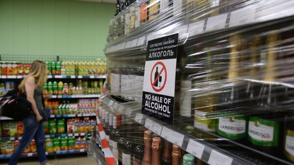 Стеклянные бутылки с алкоголем, запрещённые к продаже во время чемпионата мира по футболу, на витрине магазина в Волгограде Стеклянные бутылки с алкоголем, запрещённые к продаже во время чемпионата мира по футболу, на витрине магазина в Волгограде