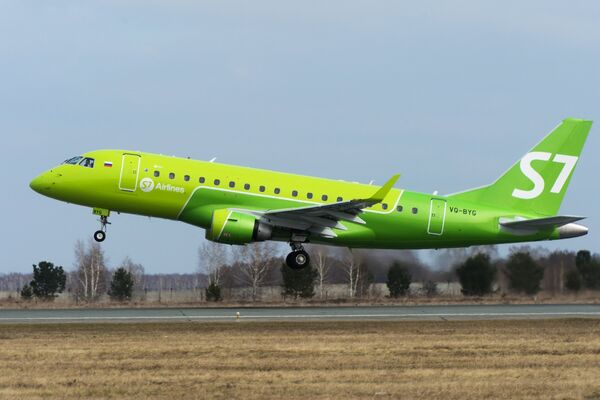 Самолет Embraer-170 авиакомпании S7 во время взлета в аэропорту Толмачево Самолет Embraer-170 авиакомпании S7 во время взлета в аэропорту Толмачево