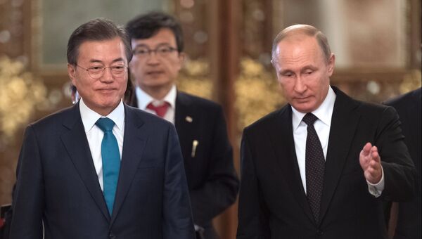 Владимир Путин и президент Республики Корея Мун Чжэ Ин во время церемонии встречи в Кремле. 22 июня 2018 Владимир Путин и президент Республики Корея Мун Чжэ Ин во время церемонии встречи в Кремле. 22 июня 2018