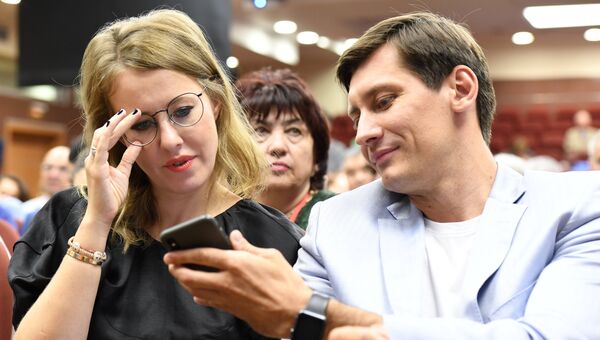 Политик Дмитрий Гудков и телеведущая Ксения Собчак на съезде Партии перемен в Москве. 23 июня 2018 Политик Дмитрий Гудков и телеведущая Ксения Собчак на съезде Партии перемен в Москве. 23 июня 2018