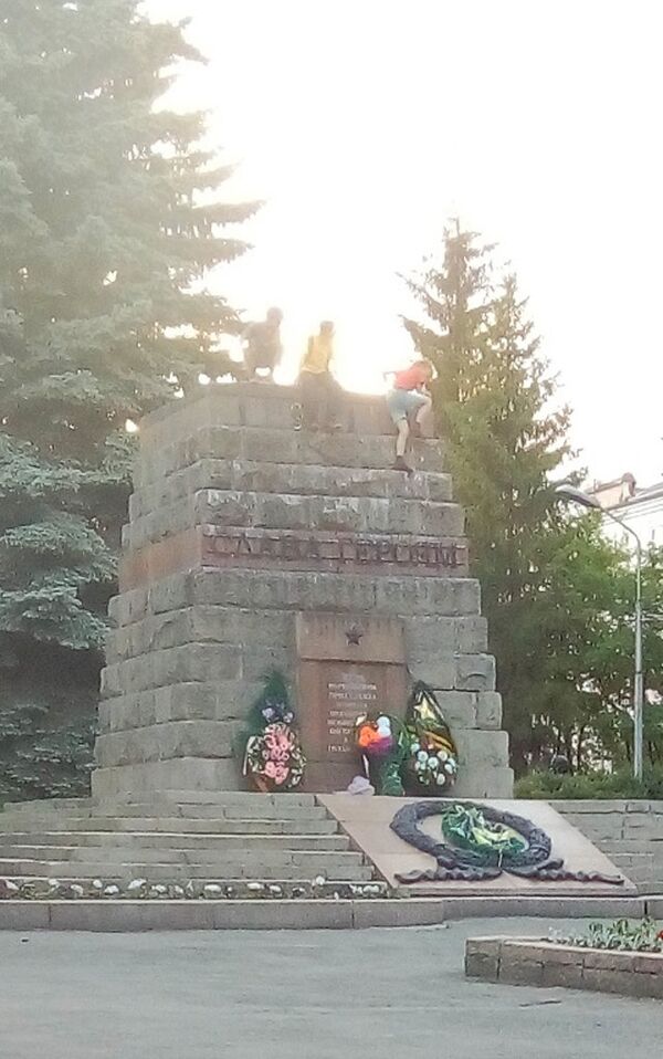 Подростки на памятнике у Вечного огня в Копейске Подростки на памятнике у Вечного огня в Копейске