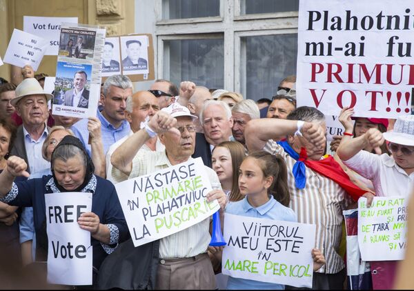 Сторонники Андрея Нэстасе на митинге против решения суда, не признавшего итоги голосования. 26 июня 2018 Сторонники Андрея Нэстасе на митинге против решения суда, не признавшего итоги голосования. 26 июня 2018
