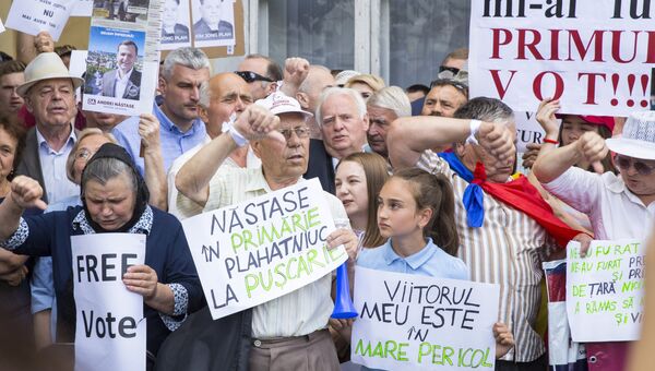 Сторонники Андрея Нэстасе на митинге против решения суда, не признавшего итоги голосования. 26 июня 2018 Сторонники Андрея Нэстасе на митинге против решения суда, не признавшего итоги голосования. 26 июня 2018