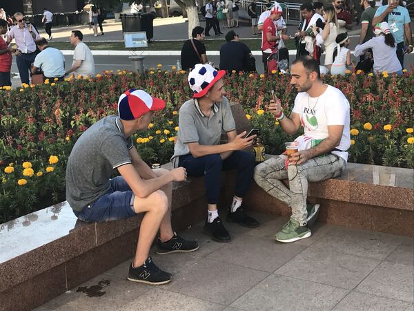 Руслан Урдяков (в центре) знакомится с иранским болельщиком Руслан Урдяков (в центре) знакомится с иранским болельщиком