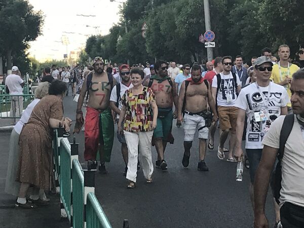 Татьяна Викторовна (слева в коричневом) наблюдает за болельщиками Татьяна Викторовна (слева в коричневом) наблюдает за болельщиками