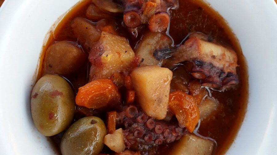 Тушеный осьминог с овощами Тушеный осьминог с овощами