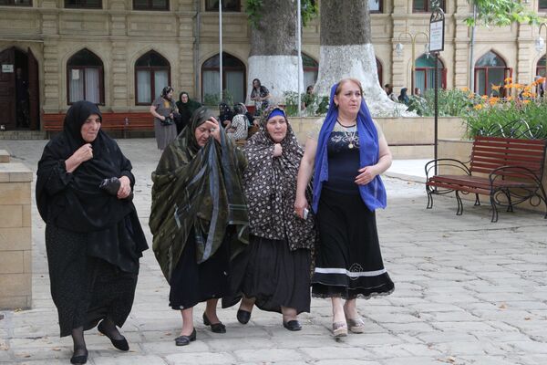 Женщины во дворе Джума-мечети в Дербенте Женщины во дворе Джума-мечети в Дербенте