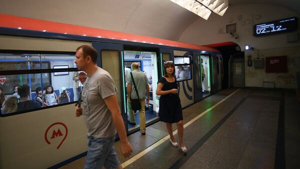 Электронное табло в московском метро с обратным отсчетом времени до прибытия поезда Электронное табло в московском метро с обратным отсчетом времени до прибытия поезда