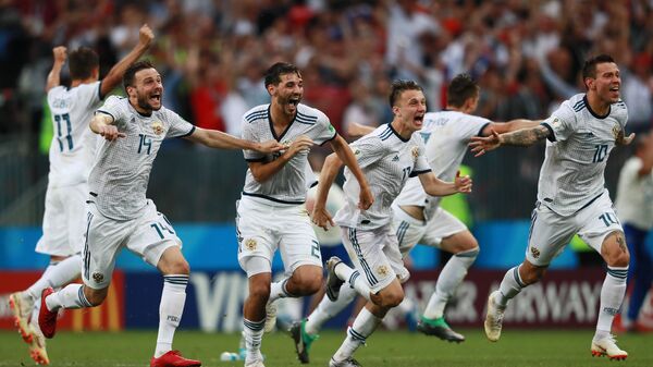 Игроки сборной России радуются победе в матче 1/8 финала чемпионата мира по футболу между сборными Испании и России. 1 июля 2018 Игроки сборной России радуются победе в матче 1/8 финала чемпионата мира по футболу между сборными Испании и России. 1 июля 2018