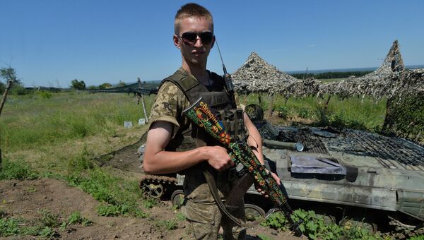 Украинский военный на позиции у линии разграничения в Донбассе Украинский военный на позиции у линии разграничения в Донбассе