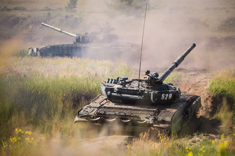 Основной боевой танк Т-72Б1 на полигоне Погоново в Воронежской области Основной боевой танк Т-72Б1 на полигоне Погоново в Воронежской области