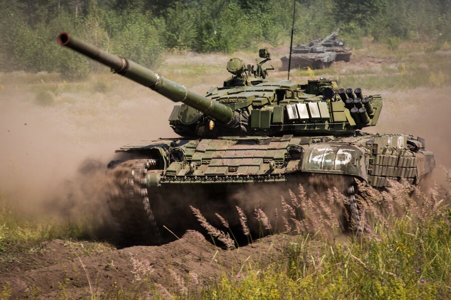 Основной боевой танк Т-72Б1 на полигоне Погоново в Воронежской области Основной боевой танк Т-72Б1 на полигоне Погоново в Воронежской области