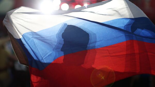Болельщики празднуют победу сборной России Болельщики празднуют победу сборной России