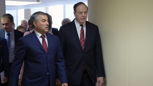 Председатель Государственной Думы РФ Вячеслав Володин и сенатор США от штата Алабама, председатель комитета Конгресса по ассигнованиям Ричард Шелби. 3 июля 2018 Председатель Государственной Думы РФ Вячеслав Володин и сенатор США от штата Алабама, председатель комитета Конгресса по ассигнованиям Ричард Шелби. 3 июля 2018