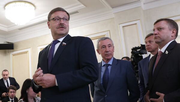 Председатель комитета Совета Федерации РФ по международным делам Константин Косачев во время встречи членов Совета Федерации РФ с делегацией Конгресса США. 3 июля 2018 Председатель комитета Совета Федерации РФ по международным делам Константин Косачев во время встречи членов Совета Федерации РФ с делегацией Конгресса США. 3 июля 2018