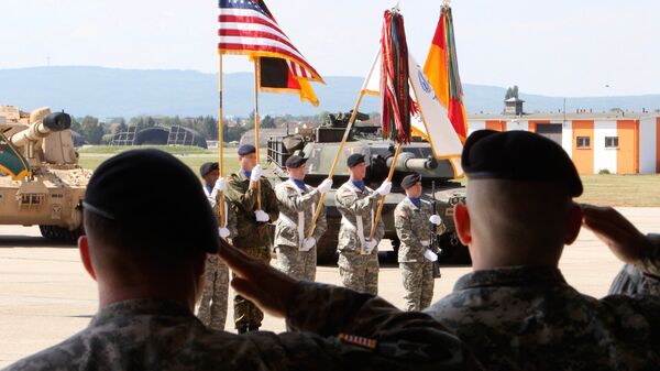 Американские военные на аэродроме армии США в Висбадене, Германия Американские военные на аэродроме армии США в Висбадене, Германия