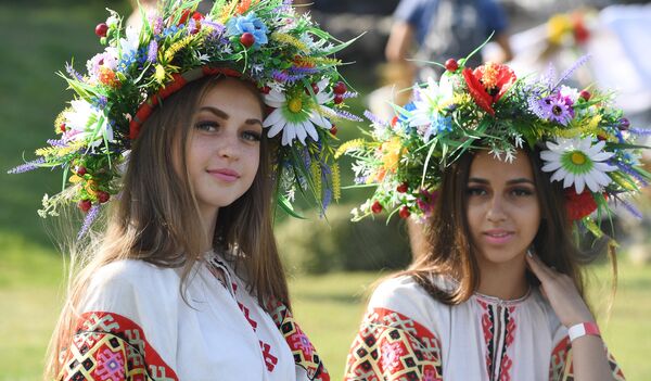 Девушки во время праздника Ивана Купалы в посёлке Куйбышево Бахчисарайского района Девушки во время праздника Ивана Купалы в посёлке Куйбышево Бахчисарайского района