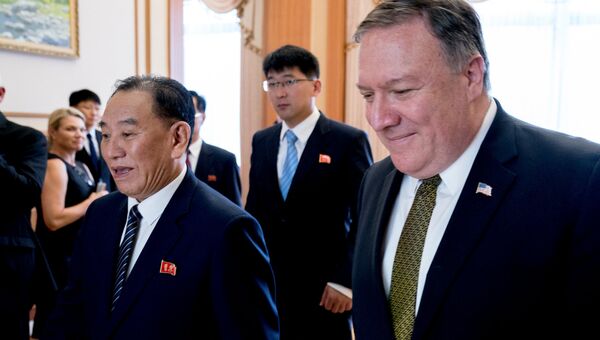 Госсекретарь США Майк Помпео и заместитель председателя ЦК Трудовой партии КНДР Ким Ён Чхоль во время встречи. 7 июля 2018 Госсекретарь США Майк Помпео и заместитель председателя ЦК Трудовой партии КНДР Ким Ён Чхоль во время встречи. 7 июля 2018