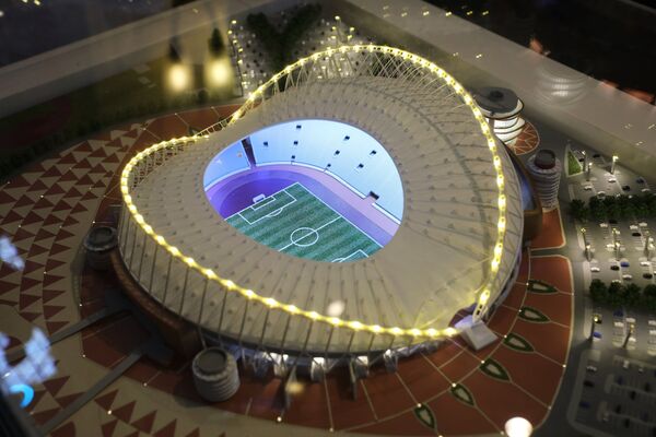 Макет стадиона Khalifa International Stadium, представленный на выставке футбольной атрибутики Qatar @RoadTo2022 Exhibition в ГУМе в Москве Макет стадиона Khalifa International Stadium, представленный на выставке футбольной атрибутики Qatar @RoadTo2022 Exhibition в ГУМе в Москве