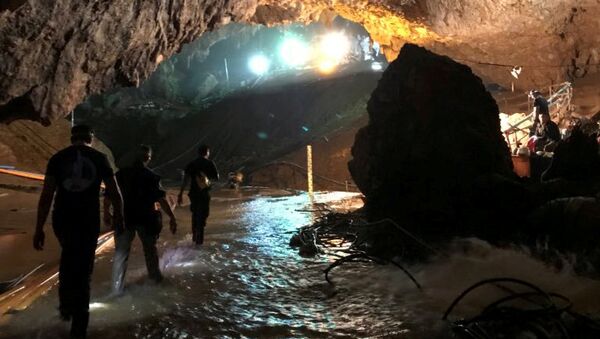 Фотография спасательной операции в пещере Тхам Луанг в Таиланде, опубликованная на странице Илона Маска в Twitter Фотография спасательной операции в пещере Тхам Луанг в Таиланде, опубликованная на странице Илона Маска в Twitter
