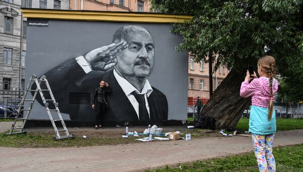 Девушка фотографируется у граффити с главным тренером сборной России по футболу Станиславом Черчесовым на трансформаторной будке в Пушкарском саду в Санкт-Петербурге Девушка фотографируется у граффити с главным тренером сборной России по футболу Станиславом Черчесовым на трансформаторной будке в Пушкарском саду в Санкт-Петербурге